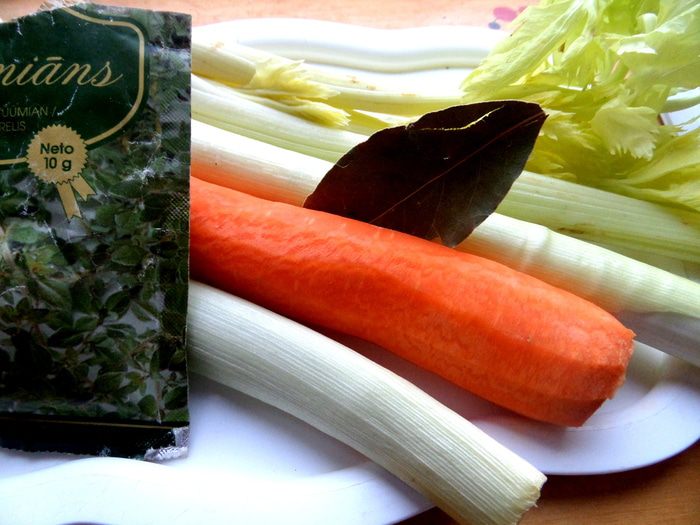 Куриные бёдра с овощами и соусом