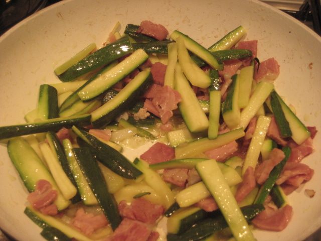 Фарфалле с овощами и ветчиной