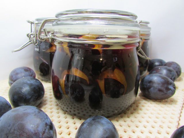 Сливы, маринованные с чесноком