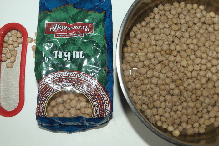 Салат из нута и овощей с заправкой из тофу