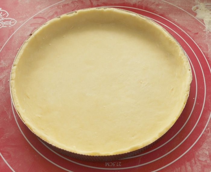 Тарт с ревенем и миндальным кремом