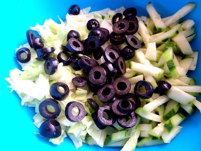 Сырный салат с оливками и авокадо