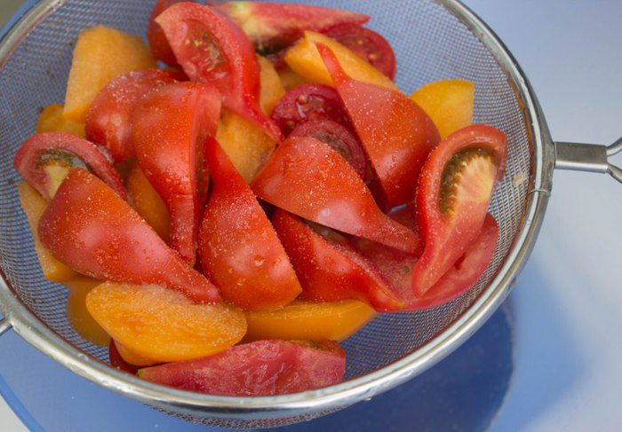 Томатный салат с авокадо-гриль