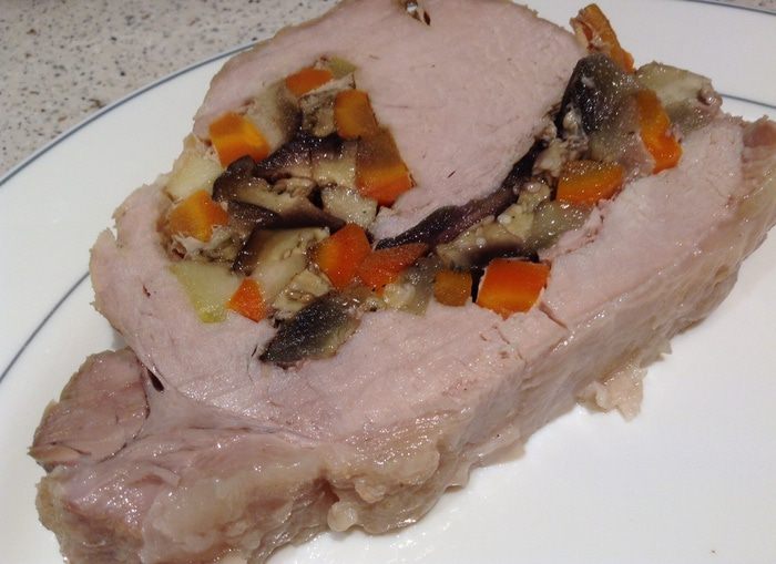 Мясной рулет с овощами