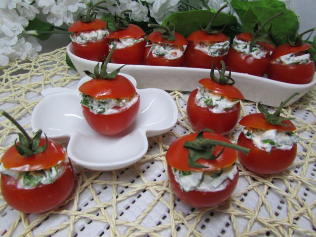 Помидорки черри, фаршированные сливочным сыром с зеленью