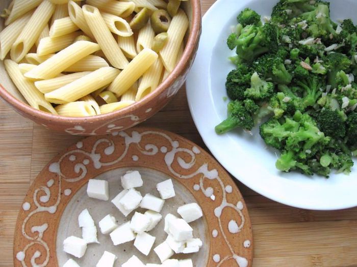 Салат с пастой, брокколи и анчоусами