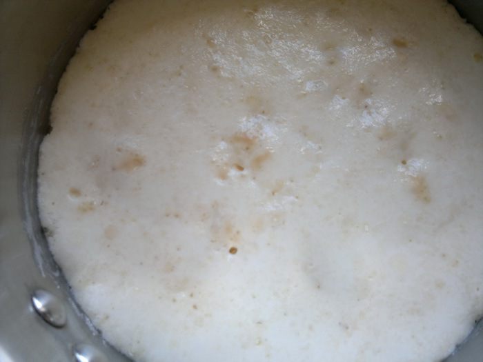 Оладьи дрожжевые с красной смородиной