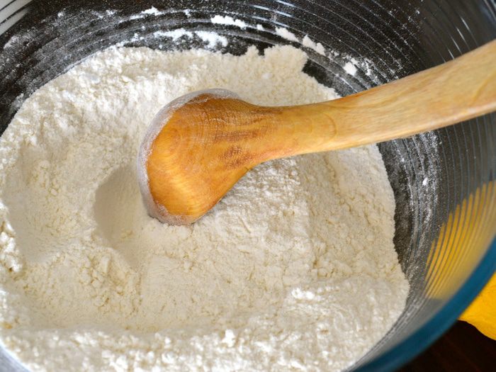 Виноградный пирог к чаю, покрытый ванильной глазурью