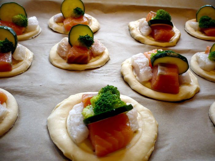 Рыбные тарталетки из слоеного теста на скорую руку