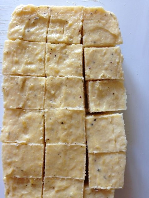 Закуска из поленты с козьим сыром и ароматными травами