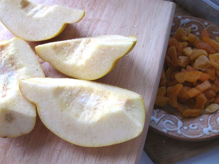 Кольцевой пирог с айвой, сухофруктами и орехами