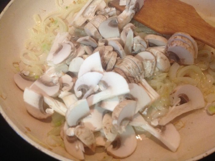 Картофельные гнезда с курицей и грибами