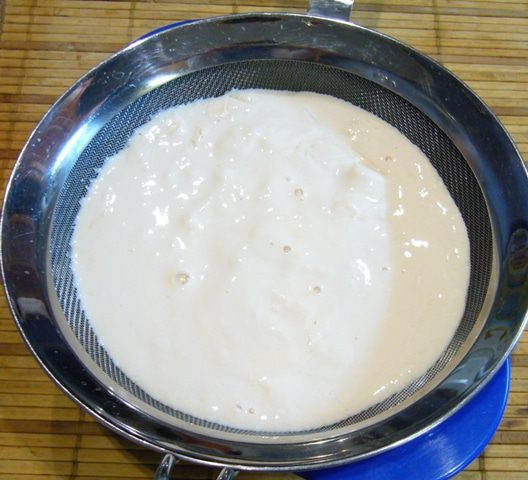 Пицца с томатным соусом и баклажанами