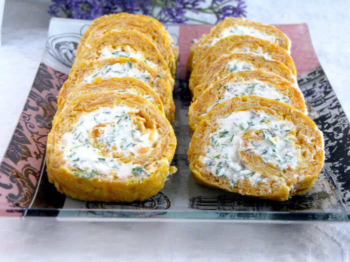 Рулет из моркови с сыром и зеленью