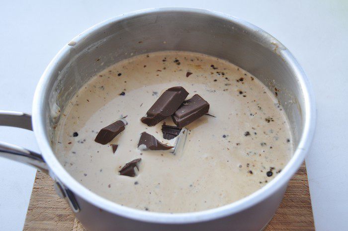 Шоколадный торт с кофейным кремом и хрустящими конфетками 
