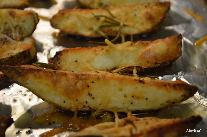 Картофель дольками с пармезаном и розмарином