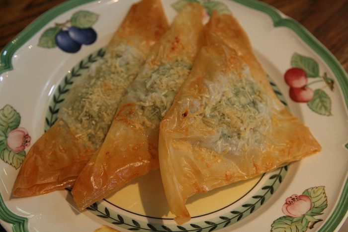 Пирожки со шпинатом, курицей и кедровыми орешками