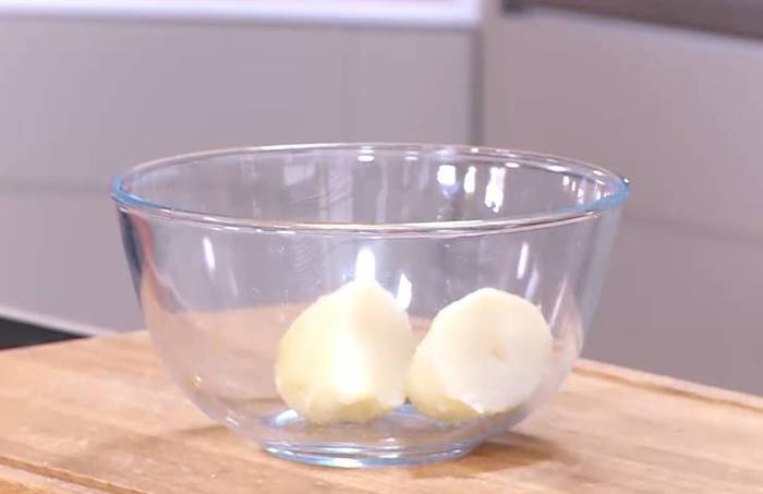 Мятные сырники с маслинами и сметанным соусом 