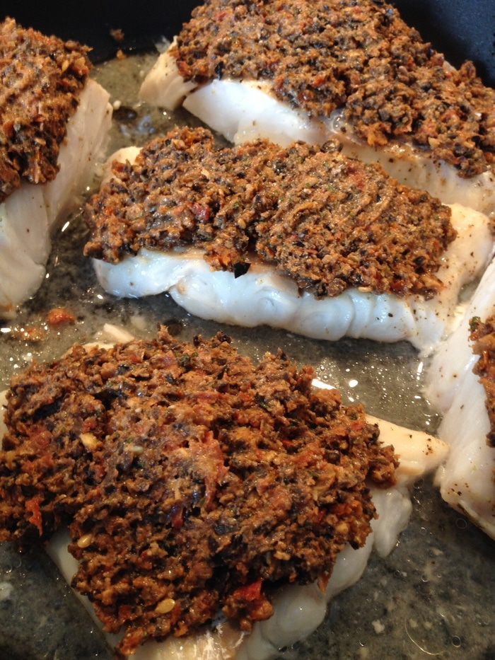 Треска в корочке из оливок и вяленых помидоров (merluzzo in crosta)