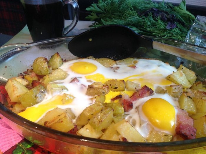 Яичница и запеченный картофель с беконом и ароматными травами