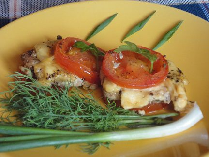 Свинина с помидорами и сыром