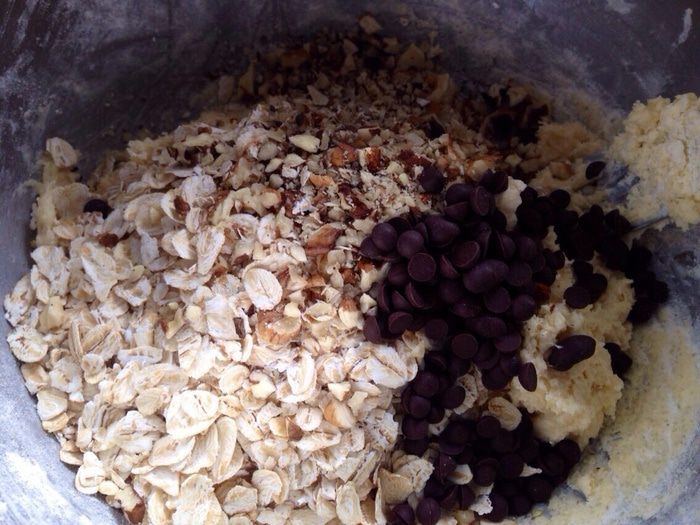 Овсяное печенье с шоколадными каплями и орехами