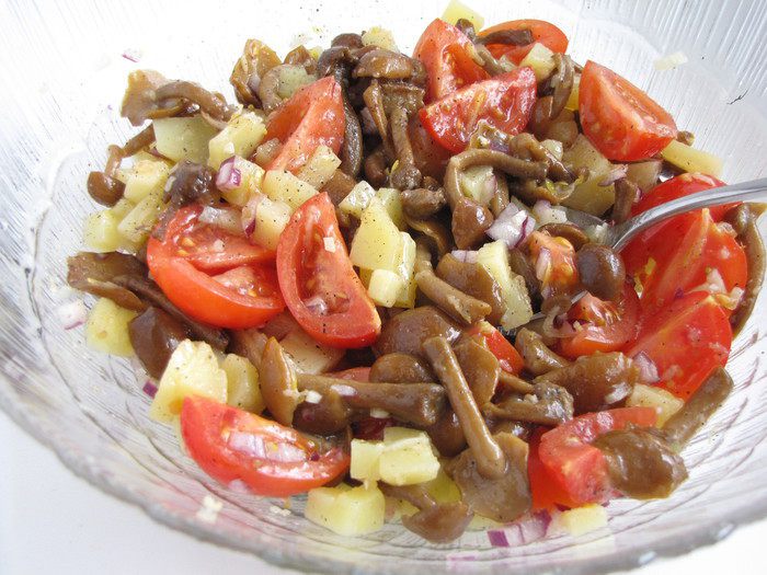 Салат с опятами, овощами и кедровыми орешками