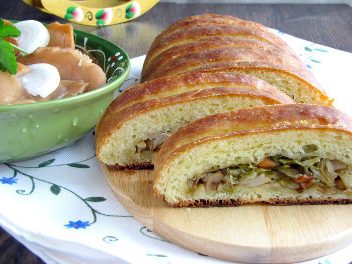 Кулебяка с капустой и солеными грибами