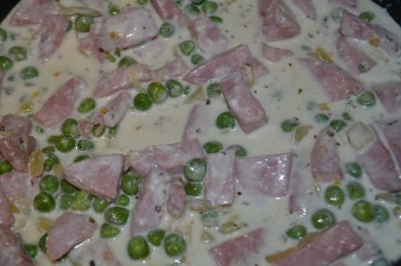 Фузилли с ветчиной и зеленым горошком 