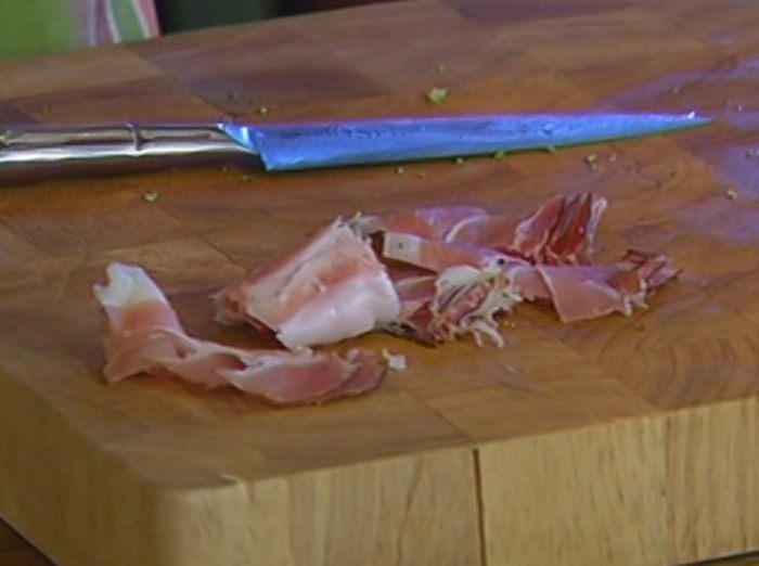 Салат из макарон с брокколи, фетой и беконом 