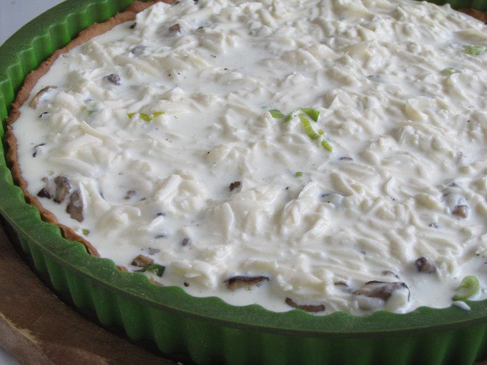 Пирог с луком-пореем и белыми грибами