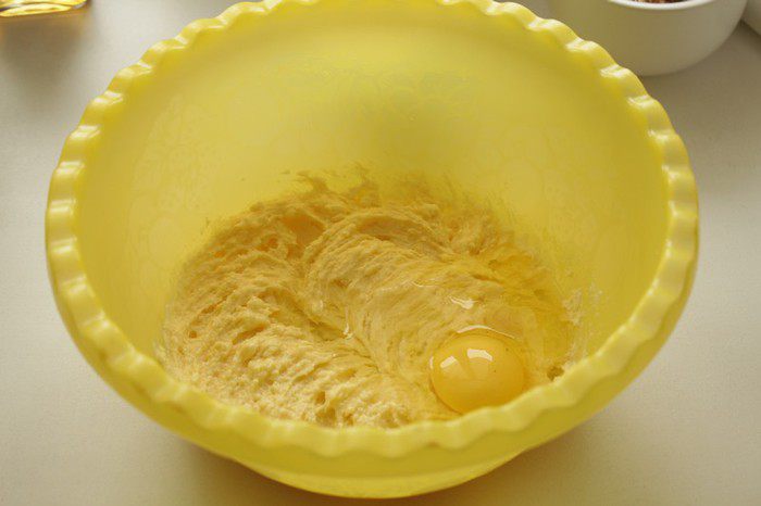 Шоколадный пирог с грушами и орехами