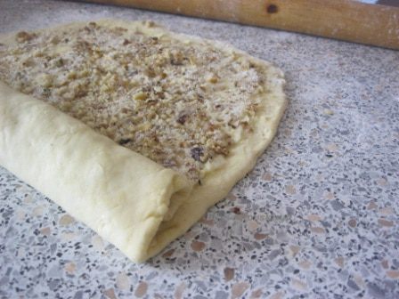 Рулет с орехами и изюмом