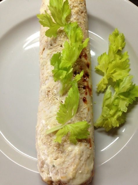 Куриный рулет с омлетом и охотничьими колбасками