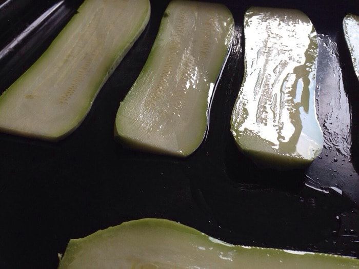 Рулетики из кабачков с курицей и творожной начинкой