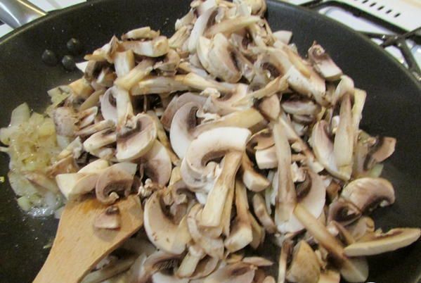 Мясные котлеты под сметанным соусом