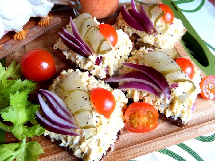 Бутерброды открытые с сырно-яичной начинкой