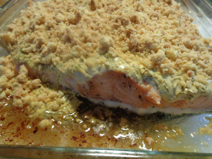 Лососевый крамбль под сметанно-укропным соусом