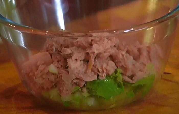 Авокадо с тунцом, сельдереем и помидорами черри 