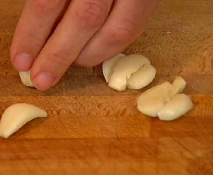 Зеленый салат с жареными грибами и кедровыми орешками