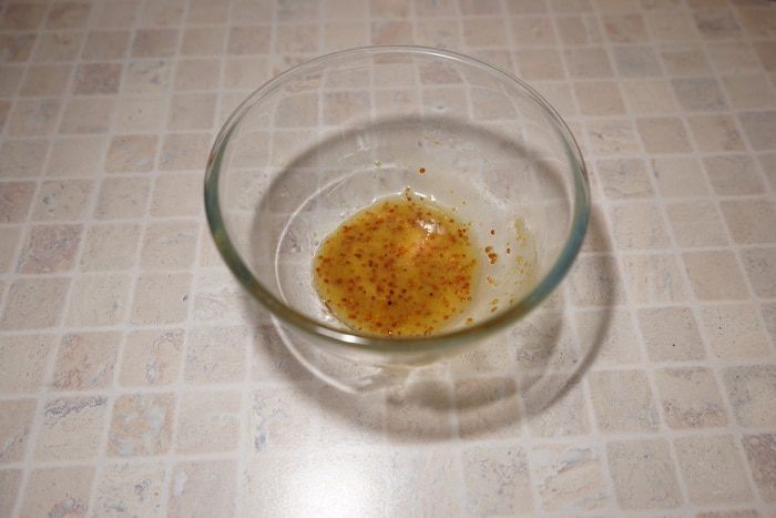 Французский салат из хурмы с козьим сыром