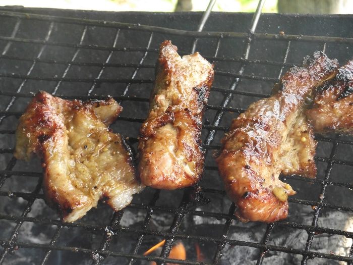 Свиные ребра в медовом маринаде на углях