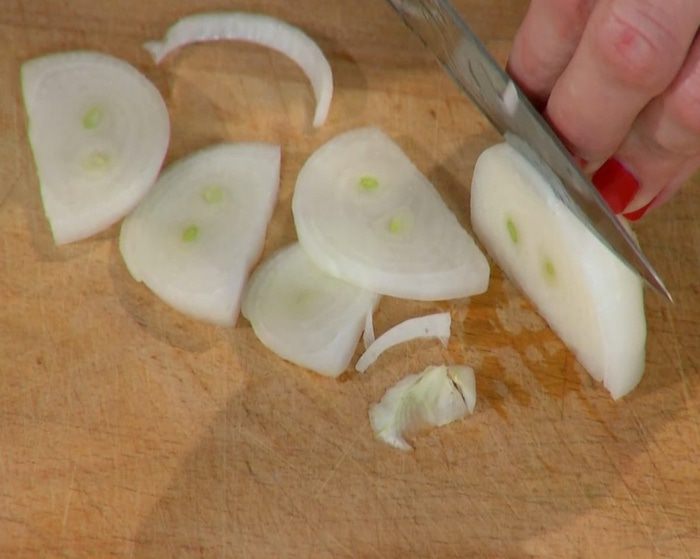Теплый салат с куриной печенью, тыквой и копченой грудинкой 