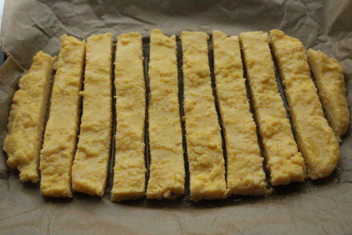 Чипсы из поленты с розмарином и пряной солью (для МариныL)