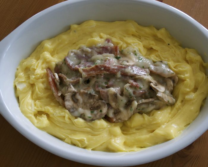 Заварной пирог с сыром и ветчиной