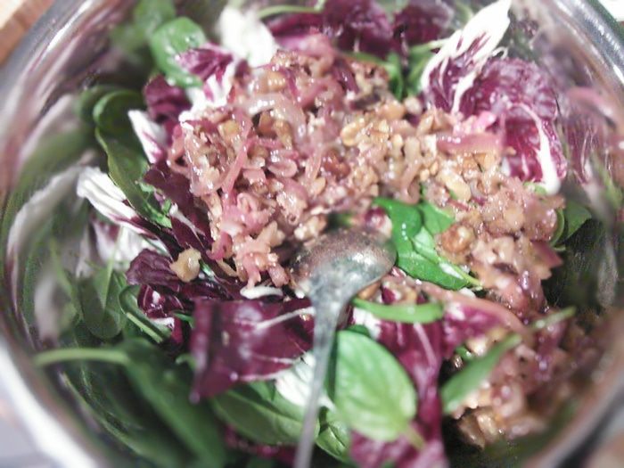 Салат с панированной грушей и ореховой заправкой 