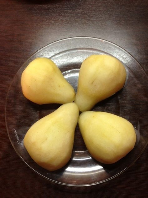 Пироги с грушей-пашот, карамелизированным луком и голубым сыром