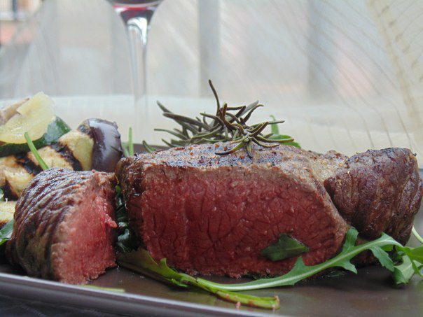 Стейк ферентино с овощами на гриле