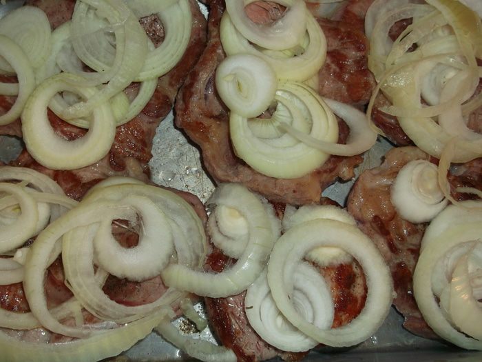 Мясо, запеченное в творожном соусе