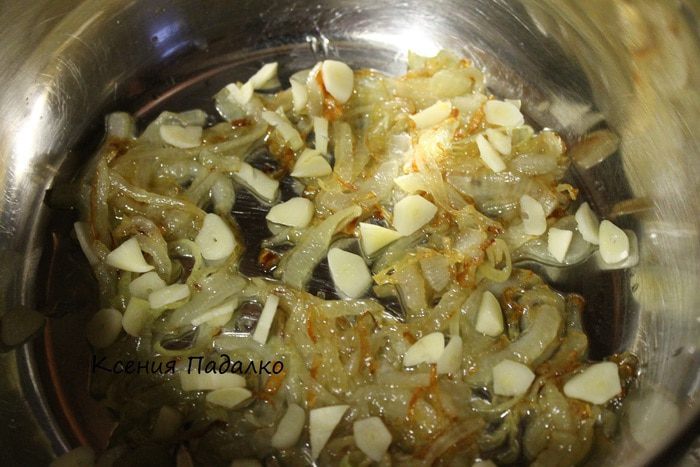 Гуляш из говядины со сметаной